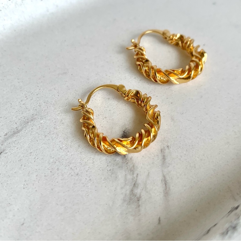gold hoop earrings cartilage hoop earrings mini hoop earrings textured earrings - Picture 8 of 10